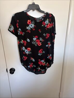 Chelsea & Theodore Black Floral Short-Sleeve Blouse with Red & Blue Flowers